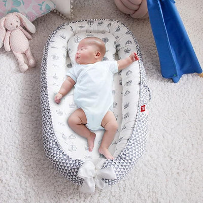 berceau-bebe-nid-ange-pour-bebe-modele-couronne-avec-bebe-