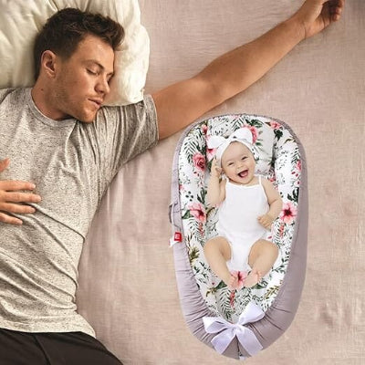 berceau-bebe-fleur-avec papa-et-bebe