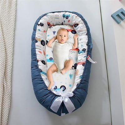 berceau-bebe-avec-bebe-reveiller-voiture-bleu