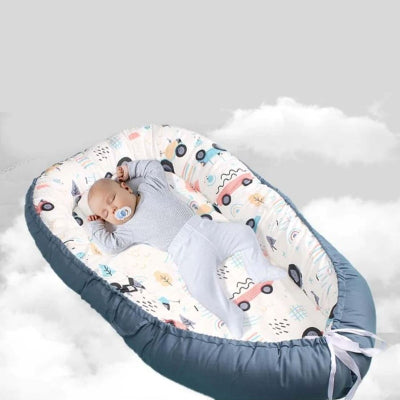berceau-bebe-voiture-bleu-avec-bebe
