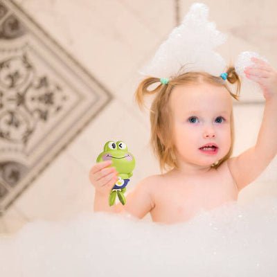 petite-fille-qui-joue-dans-le-bain-avec-sa-grenouille-qui-nage