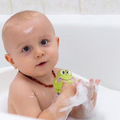 bebe-qui-jouet-avec-sa-grenouille-dansle-bain