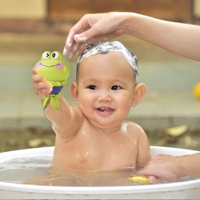bebe-dans-le-bain-qui-joue-avec-sont-jouet-grenouille