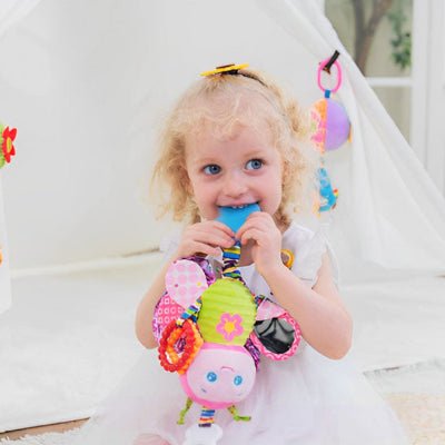 jouet-poussette-hochet-sensoriel-multicouleur-avec-enfant