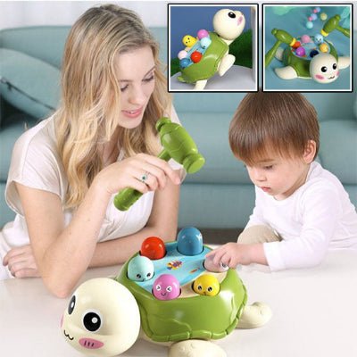 Jouet-Tortue-avec-marteau-et-maman-et-enfant