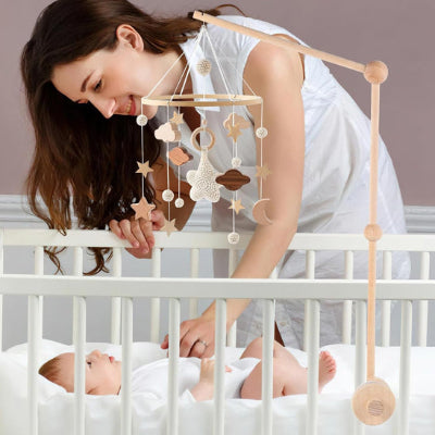 mobile-pour-bebe-avec-des-etoiles-et-des-lunes
