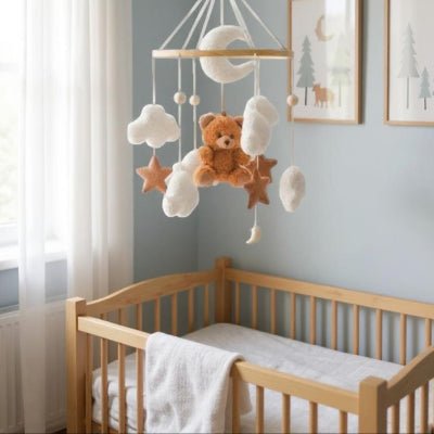 chambre-de-bebe-decorer-avec-un-mobile-au-dessus-du-lit