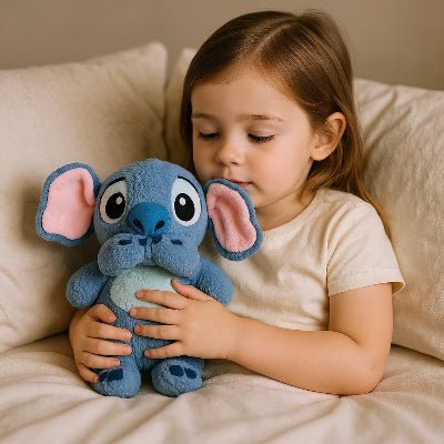 enfant-avec-sa-peluche-stitch-reconfortante-dans-sont-lit