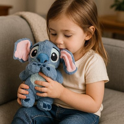 peluche-stitch-appaisante-avec-une-petite-fille-sur-le-divan