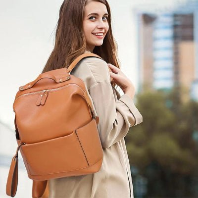 sac-a-dos-a-langer-brun-avec-femme