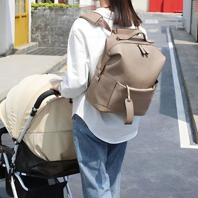 sac-a-dos-a-langer-beige-avec-femme