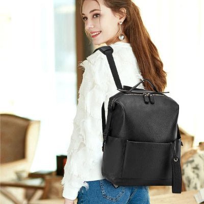 sac-a-dos-a-langer-noir-en-cuir-avec-femme