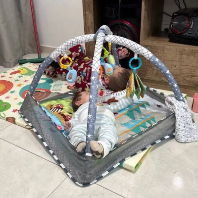 tapis-d'eveil-avec-jouet-avec-deux-bebe-qui-joue