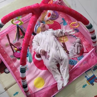 tapis-d'eveil-avec-jouet-et-un-bebe