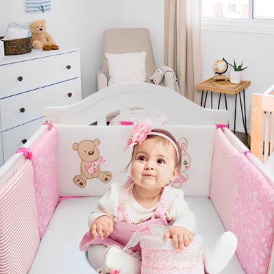 tour-de-lit-rose-avec-lapin-et-ourson-mignon-avec-bebe