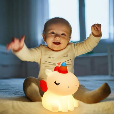 veilleuse-licorne-bebe-heureux