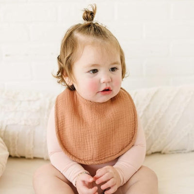bavoir-orange-au-cou-dun-bebe-fille
