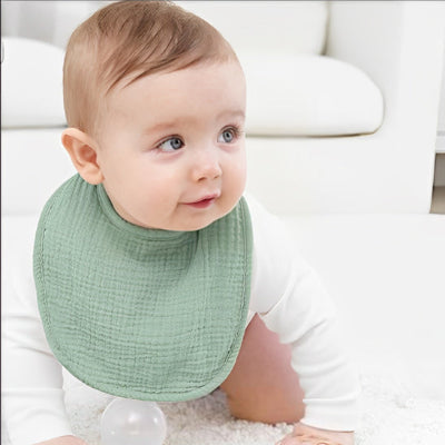 bavoir-vert-au-cou-un-bebe-garcon