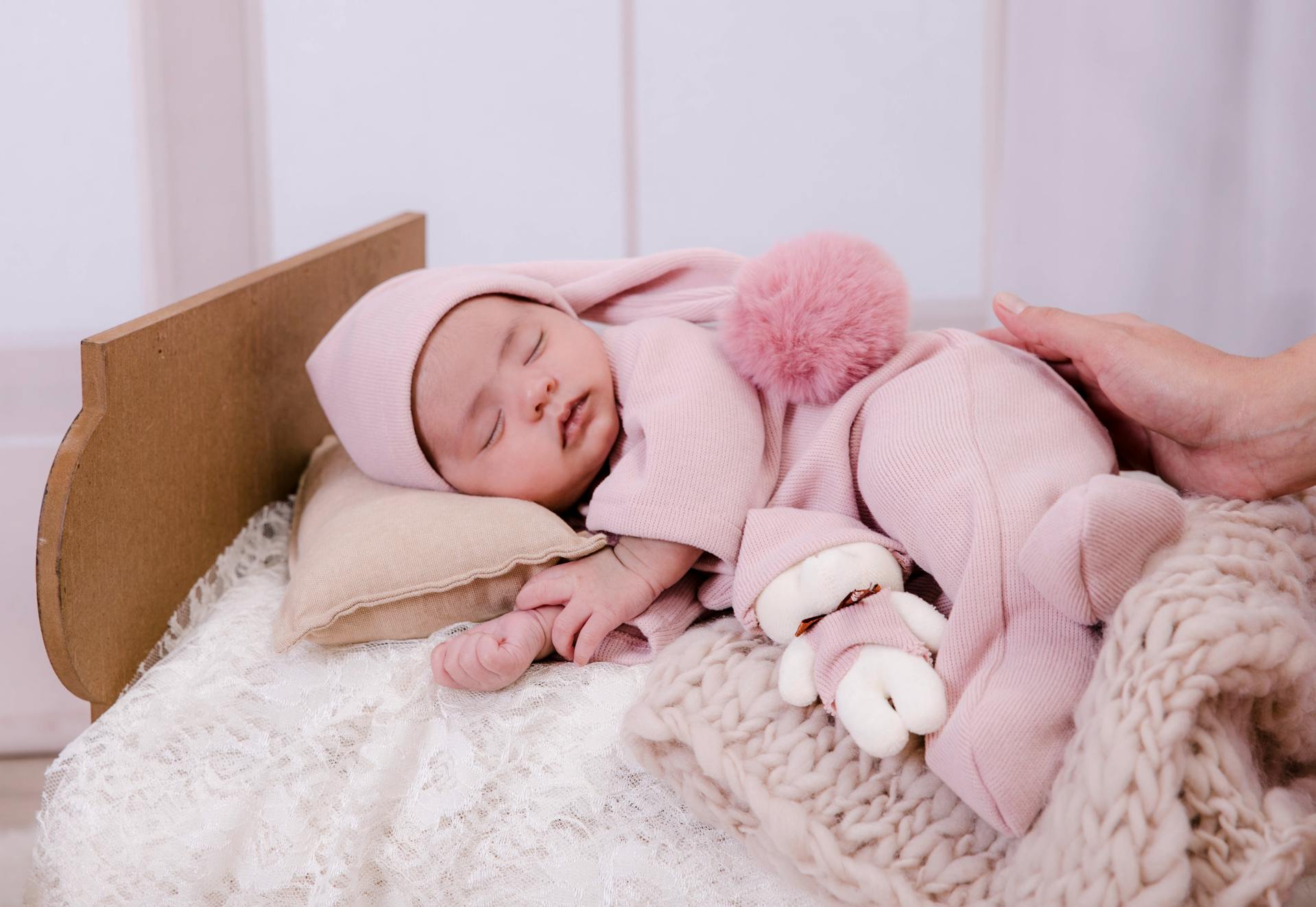 bebe-fille-avec-doudou-rose