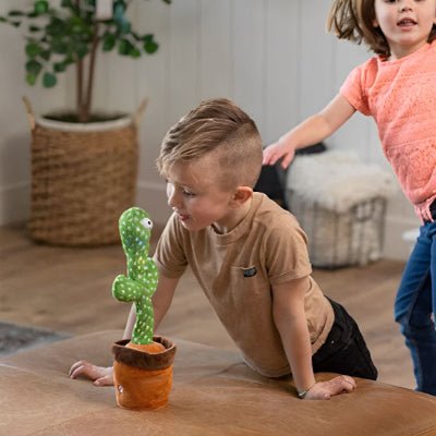 cactus-dansant-avec enfant-qui-on-du-plaisir