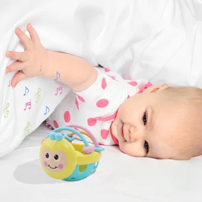 hochet-bebe-amusant-avec-bebe