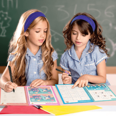 enfants-quipratique-leur-lettres-dans-les-livre-activité
