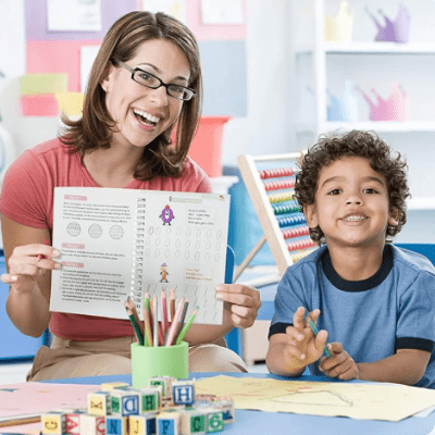 enfant-qui-apprend-les-lettres-avec-maman