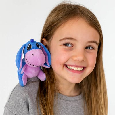 jolie-peluche-aimanter-de-bourriquet-sur-epaule