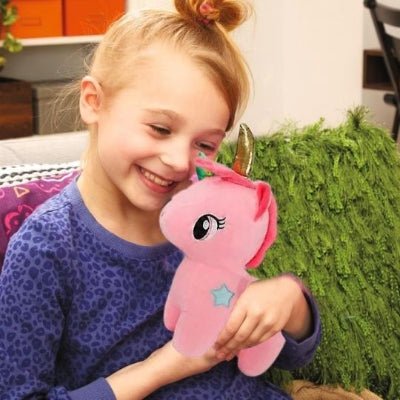 fillette-qui-joue-avec-sa-peluche-licorne-rose