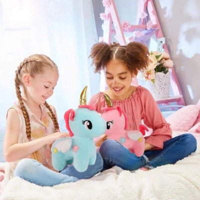 deux-enfant-qui-joue-avec-peluche-licorne