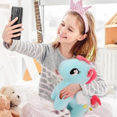 peluche-de-licorne-couleur-bleu-avec-fillette