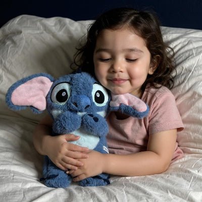 petite-fille-qui-fait-un-calin-a-stitch