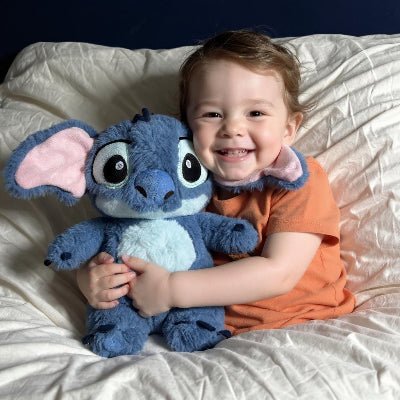 petit-garcon-avec-sa-peluche-qui-respire-stitch