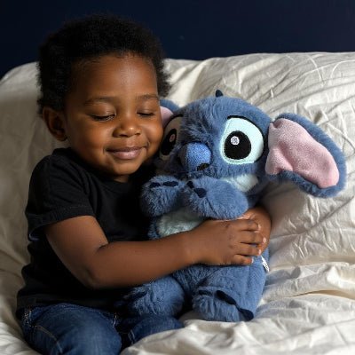 petit-garcon-qui-fait-un-calin-a-sa-peluche-stitch-qui-respire