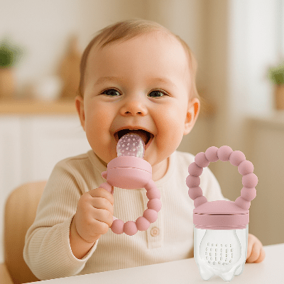 jolie-petite-fille-mange-sa-purer-de-fruit-dans-sa-tetine-grignoteuse