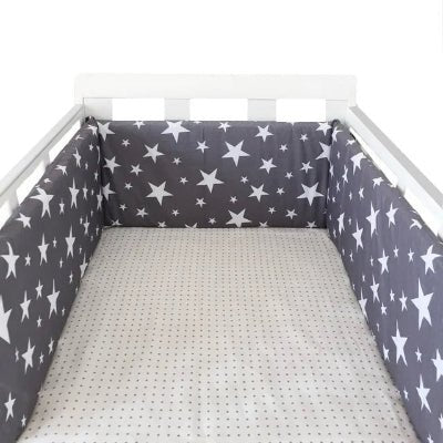 contour-de-lit-de-bebe-gris-et-etoiles blanche