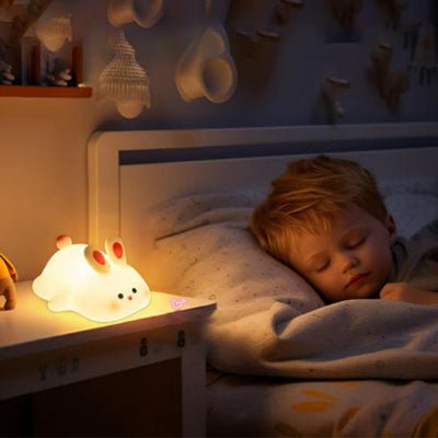 veilleuse-lapin-et-enfant